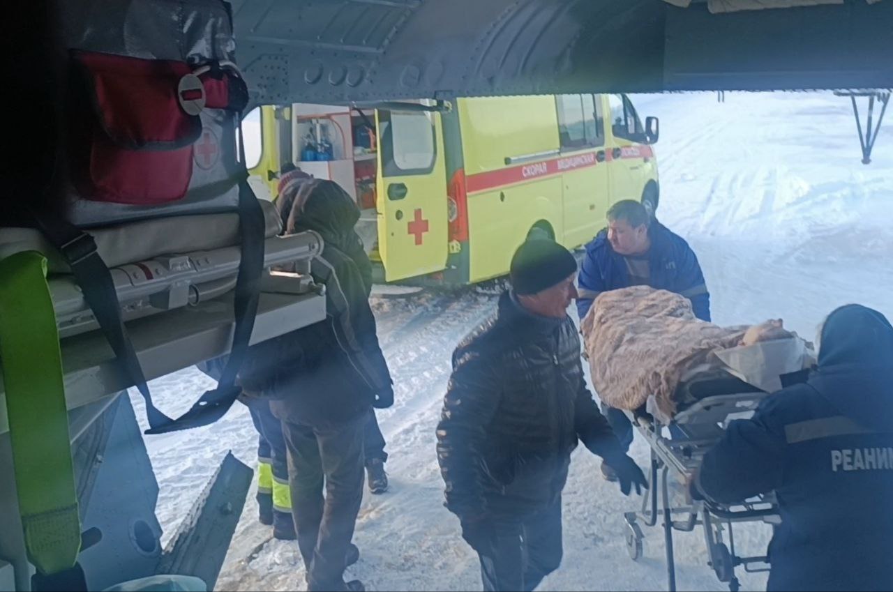 Пострадавших в автокатастрофе подростков доставили в Саратов на вертолёте санавиации Пострадавших в автокатастрофе подростков доставили в Саратов на вертолёте санавиации